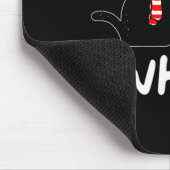 Leuke ondeugende zwarte kat duwen kerstboom over muismat (Hoek)