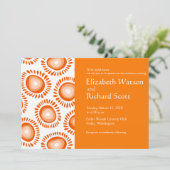 Leuke oranje funky bloemen huwelijksuitnodiging kaart (Staand voorkant)