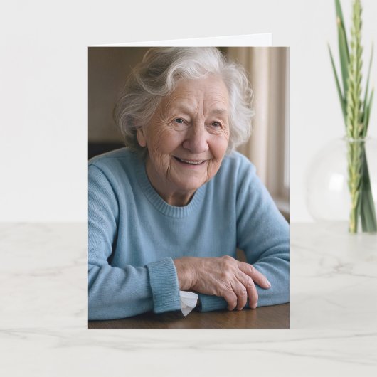 Leuke oude dame voor het krijgen van de oude verja kaart (Voorkant)