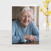 Leuke oude dame voor het krijgen van de oude verja kaart (Gele Bloem)