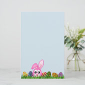 Leuke paashaas en eieren in gras briefpapier (Staand voorkant)
