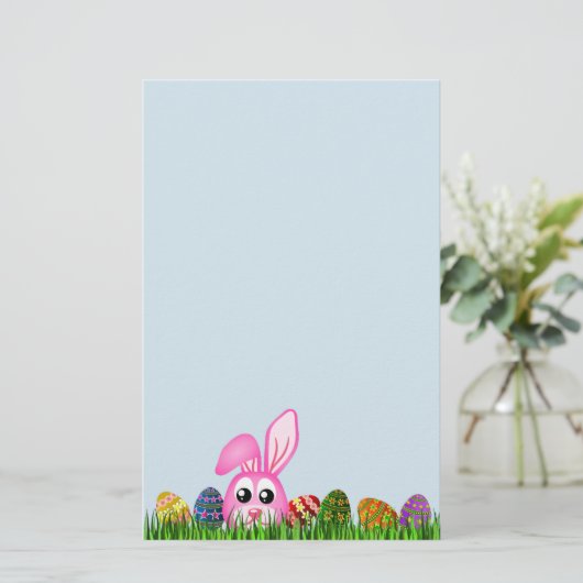 Leuke paashaas en eieren in gras briefpapier (Staand voorkant)