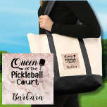 Leuke Pickleball Gal Koningin van het Hof Tote Bag<br><div class="desc">Ja, er is een koningin van de pickleball rechtbank in je leven die echt van deze speciale canvas tas zou genieten als cadeau. Ja — Koningin van de Pickleball Court met veel glazuur en wat glitter met een gouden achtergrond van roos en gepersonaliseerd met haar naam. Om het even welke...</div>