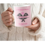 Leuke Pickleball Gal Paddles Aangepaste Naam Monog Koffiemok<br><div class="desc">Pickleball Gal verdient zeker een koffie-mok die het verhaal vertelt — ze houdt van spelen en "het goede leven" maakt die verklaring voor haar. Haar initialen/monogram op de peddels en haar naam op de bodem. Fun en uniek. Voor jezelf of een geweldig geschenk. Om het even welke ontwerpvragen, verzend enkel...</div>