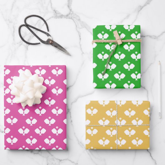 Leuke Pickleball Paddles en Bal Roze Groen Geel Inpakpapier Vel (Voorkant)