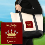 Leuke Pickleball Queen Glam Monogram Naam Goud Tote Bag<br><div class="desc">Pickleball Gal — Fun Glitz Glam Gold Diamonds op haar Kroon — ze zal een winnaar zijn met deze speciale canvas tas — maakt haar echt tot de koningin van de rechtbank — Glamoureus met de gouden kroon en slechts een beetje "boven de top", maar klaar om haar spel te...</div>