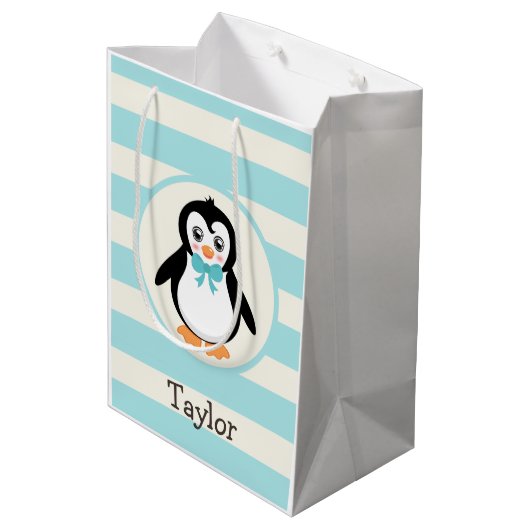 Leuke Pinguïn met Turquoise Bowtie Medium Cadeauzakje (Achterkant Gekanteld)