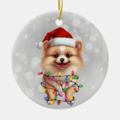 Leuke Pommerse hond verpakt in kerstverlichting Keramisch Ornament (Voorkant)