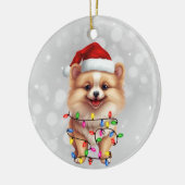 Leuke Pommerse hond verpakt in kerstverlichting Keramisch Ornament (Links)