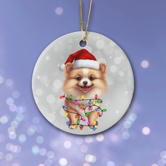Leuke Pommerse hond verpakt in kerstverlichting Keramisch Ornament