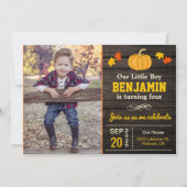 Leuke pompoen jongen herfst verjaardag foto uitnod kaart (Voorkant)