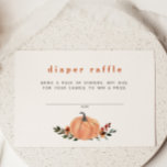 Leuke Pompoen Luier Raffle Informatiekaartje<br><div class="desc">Vier de komst van uw kleine pompoen met deze schattige herfst thema baby shower luier omheining kaart met een charmante kleine pompoen op een boeket van groen en herfst wilde bloemen.</div>