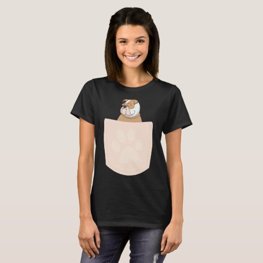 Leuke Pug in Pocket Essential T-Shirt 939 (Voorkant volledig)