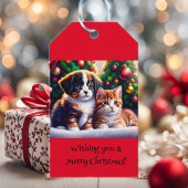 Leuke puppy en kat onder Kerstboom gewoonte Cadeaulabel
