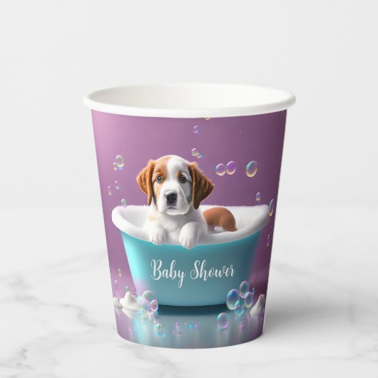 Leuke puppy in een badkuip met zeepbellen papieren bekers (Achterkant)