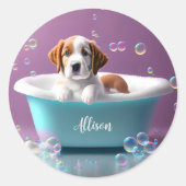 Leuke puppy in een badkuip met zeepbellen ronde sticker (Voorkant)