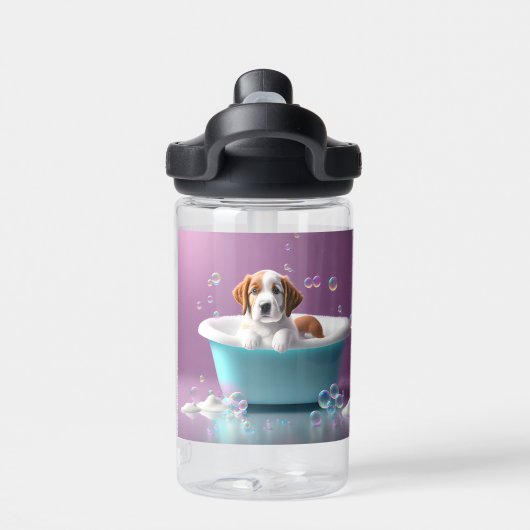 Leuke puppy in een badkuip met zeepbellen waterfles (Achterkant)