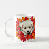 Leuke puppy met herfstbladeren, mok wrap design (Links)