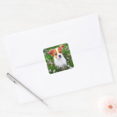 Leuke Puppy op het gebied van bloemen Vierkante Sticker (Envelop)