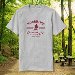 Leuke Retro Custom Camping Trip Campfire Red Logo T-shirt<br><div class="desc">Kamperen in stijl met dit aangepaste shirt met een rood kampvuur logo en jouw naam. Personaliseer verder met 3 regels aangepaste tekst - voeg "Familiereünie, Familiereis, Camping Trip, locatie, datum, enz. Perfecte familiereünies, kampeer- of wandeltochten, een weekend aan het meer of een vreugdevuur in de achtertuin. Bekijk onze coördinerende items...</div>