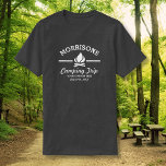 Leuke retro familiereünie kampeertocht kampvuur t-shirt<br><div class="desc">Kamperen in stijl met dit aangepaste shirt met een wit kampvuur logo en jouw naam. Personaliseer verder met 3 regels aangepaste tekst - voeg "Familie Reünie, Familie Reis, Camping Trip, locatie, datum, enz. (of verwijder tekst). Perfect voor familiereünies, kampeer- of wandeltochten, een weekend aan het meer of een vreugdevuur in...</div>
