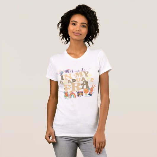 Leuke Retro Groovy Afstuderen Era Class 2025 T-shirt (Voorkant volledig)