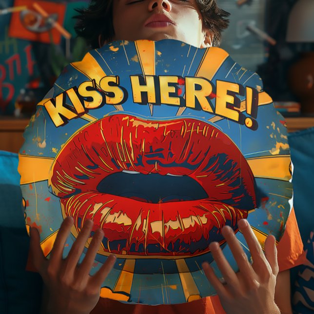 Leuke Retro Pop Art 'Kiss Here!' Rond Kussen (Funny Comic Style Retro "Kiss Here" Pop-Art Round Pillow)