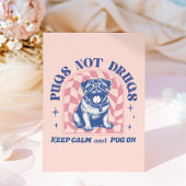 Leuke Retro Pug "Pugs Not Drugs" Bubblegum Roze Briefkaart