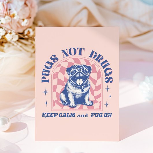 Leuke Retro Pug "Pugs Not Drugs" Bubblegum Roze Briefkaart