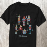 Leuke retro robot gepersonaliseerd t-shirt<br><div class="desc">Leuke,  vriendelijke en behulpzaam uitziende retro 1950s stijl robots. Opa heeft deze waarschijnlijk in zijn schuur gemaakt. Kunstmatige intelligentie,  maar niet op een angstaanjagende manier. Verander de naam om te personaliseren.</div>