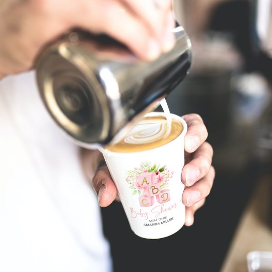 Leuke roze bloem-versierde alfabet blokken papieren bekers