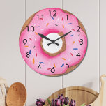 Leuke roze donut grote klok<br><div class="desc">Deze schattige leuke wandklok is versierd met een waterverf roze donut met sprinkles. Het perfecte cadeau voor een donut liefhebber! Originele Waterverf © Michele Davies.</div>