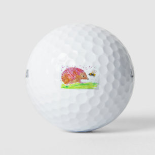 Leuke roze egel en een hommel bij golfballen
