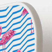 Leuke Roze Flamingo's Blauw & Wit Chevron Patroon Pickleball Paddle (Links Detail)