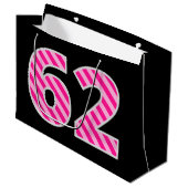 Leuke roze gestreepte "62"; Happy 62nd Birthday; N Groot Cadeauzakje (Voorkant Gekanteld)