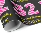 Leuke roze strepen "32"; Gelukkige 32e verjaardag; Cadeaupapier (Rol Hoek)