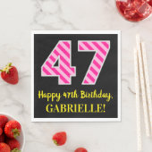 Leuke roze strepen "47"; Gelukkige 47e verjaardag; Servet (Insitu)