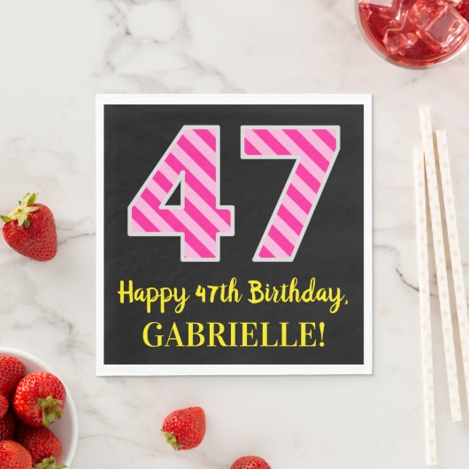 Leuke roze strepen "47"; Gelukkige 47e verjaardag; Servet (Insitu)