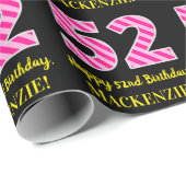 Leuke roze strepen "52"; Gelukkige 52e verjaardag; Cadeaupapier (Rol Hoek)