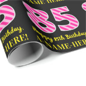 Leuke roze strepen "85"; Gelukkige 85e verjaardag; Cadeaupapier (Rol Hoek)