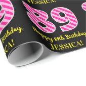 Leuke roze strepen "89"; Gelukkige 89e verjaardag; Cadeaupapier (Rol Hoek)