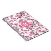 Leuke roze voetballen Patroon Monogrammed Notitieboek (Rechterzijde)