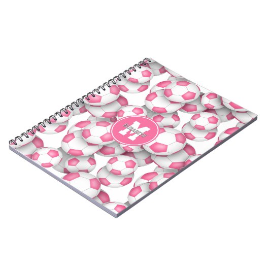 Leuke roze voetballen Patroon Monogrammed Notitieboek (Linkerzijde)