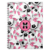 Leuke roze zwarte voetballen monogram notitieboek (Voorkant)