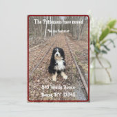 Leuke, rustieke hond met bewegende aankondigingska feestdagenkaart (Staand voorkant)