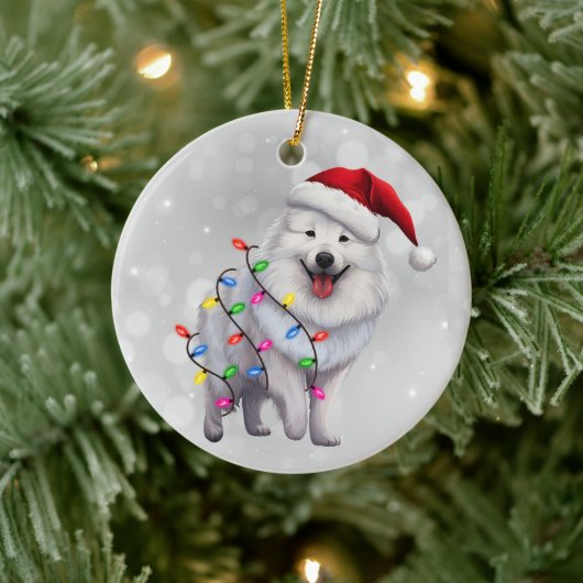 Leuke Samoyed hond verpakt in kerstverlichting Keramisch Ornament (Boom)