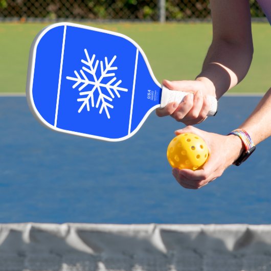 Leuke Scandinavische sneeuwvlok op Royal Blue Whit Pickleball Paddle (Insitu)