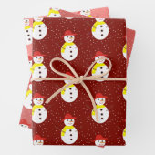 Leuke sneeuwman en sneeuw op rood inpakpapier vel (In situ)