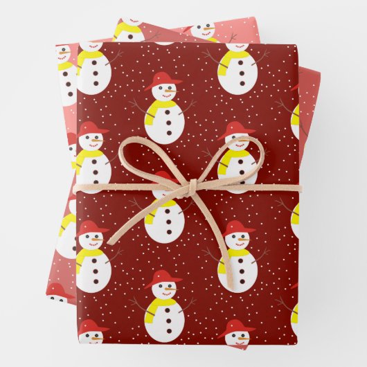 Leuke sneeuwman en sneeuw op rood inpakpapier vel (In situ)