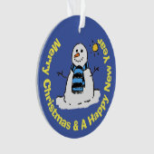Leuke sneeuwman in een ijskoude winterscène. ornament (voorkant)